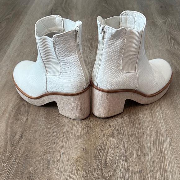 Pierre dumas- White Women's Boots- size 7 (runs large) - Picture 4 of 6